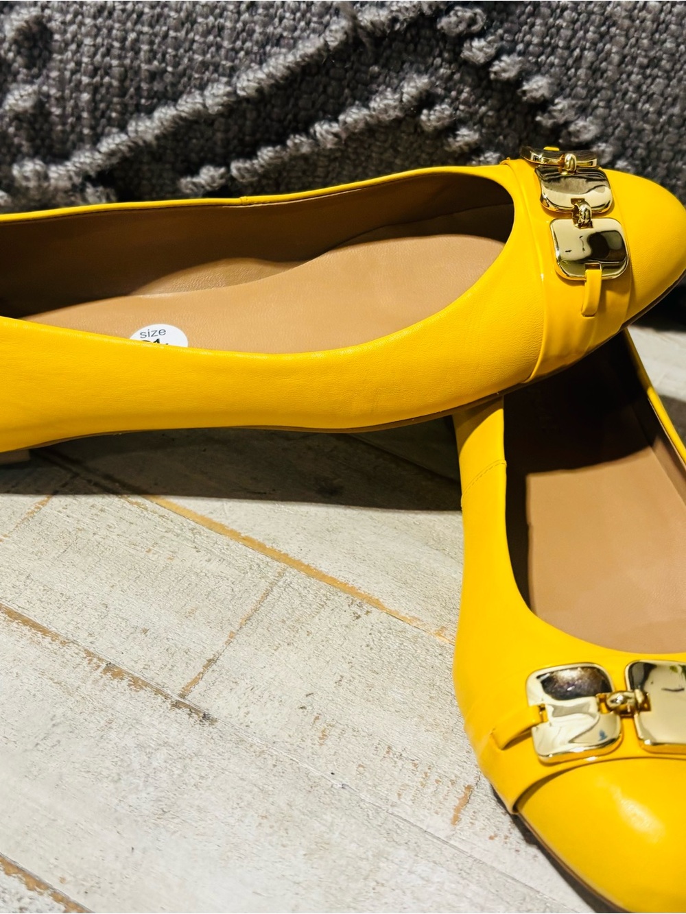❤️Talbots Yellow Gold Chain Leather Flats-Sz 8.5 - Picture 2 of 6